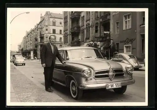 Foto-AK Auto Borgward mit Kennzeichen B-W 550, Besitzer posiert vorm KFZ