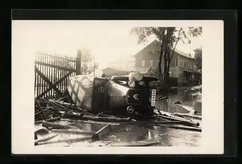 Foto-AK Adler Auto nach Hochwasser auf der Seite liegend, Kennzeichen III-24656