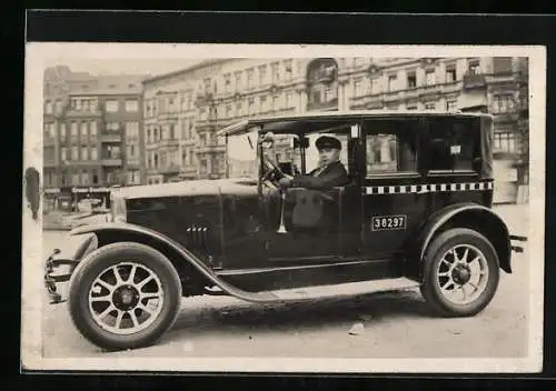 Foto-AK Auto Taxi mit Nummer 38297 auf innerstädtischer Strasse