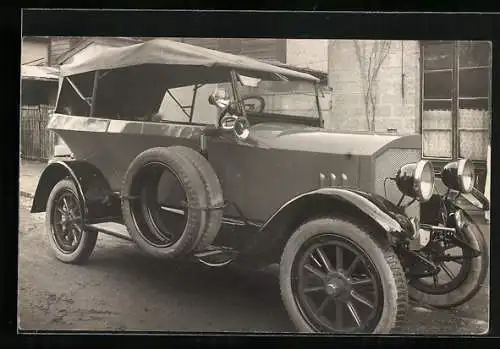 Foto-AK Militärisches Auto vor einem Gebäude