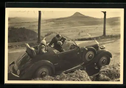 AK Auto Mercedes Typ 230 Roadster, Reklame, Drei Reisende im Wagen im Hochland-Idyll