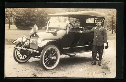 Foto-AK Auto MC Buick mit Kennzeichen 96070, geschmückt / prämiert, Fahrer am Einstieg