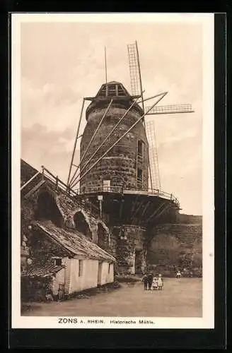 AK Zons, Kinder stehen vor der Hist. Windmühle