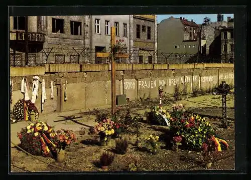 AK Berlin, Mauer mit dem Mahnmal Peter Fechter am Checkpoint Charlie