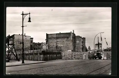 AK Berlin, Durchgang durch die Mauer in der Heinrich-Heine-Strasse, Grenze