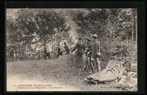 AK Frontière Franco-Suisse, Douanniers et Contrebandiers, La Surprise, Französische Zollbeamte mit Männern in den Bergen