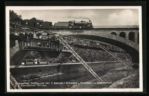 AK Wuppertal, Treffpunkt der drei Bahnen (Schwebe-, Strassen- und Eisenbahn) an der Sonnborner Brücke, Strassenbahn