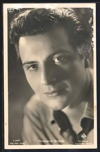 AK Schauspieler Rossano Brazzi mit charmantem Blick