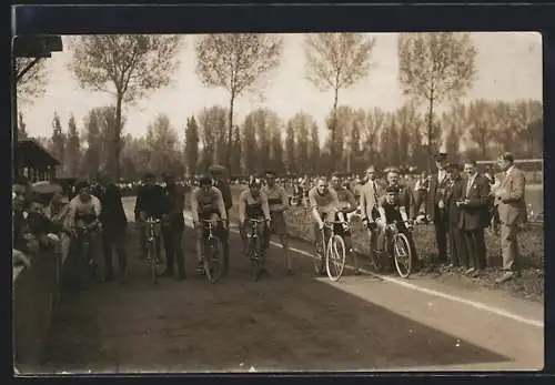 Foto-AK Heilbronn, Flieger-Rennen 1926, Radsportler beim Start