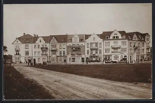 Foto-AK Lübeck, Strassenpartie mit Wohnhäusern