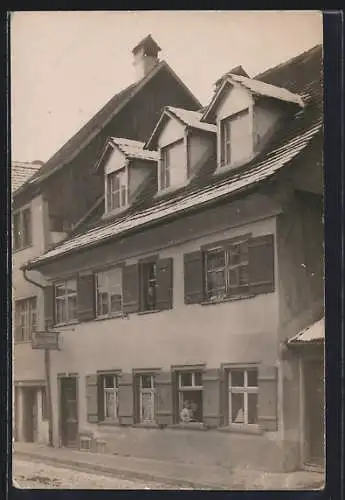 Foto-AK Weingarten / Württ., Bäckerei Karl Gritsch, Mutter und Kind schauen aus dem Fenster