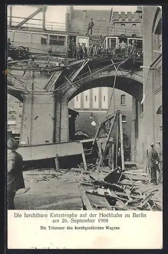 AK Berlin-Kreuzberg, Die furchtbare Katastrophe auf der Hochbahn zu Berlin 1908, Trümmer des herabgestürzten Wagens