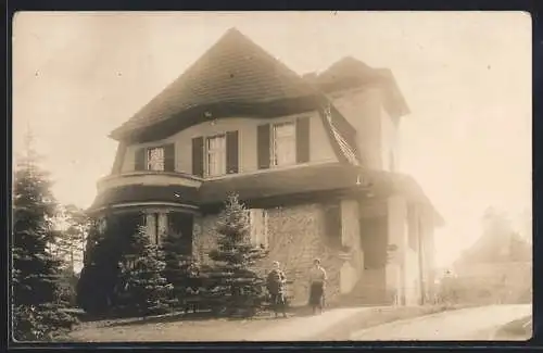 Foto-AK Berlin-Frohnau, Mutter und Sohn vor der Villa Kebbel, Maximiliankorso 65