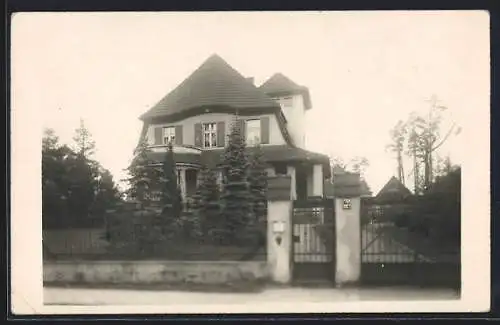 Foto-AK Berlin-Frohnau, Die Villa Kebbel mit Gartentor, Maximiliankorso 65