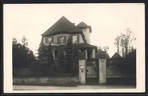 Foto-AK Berlin-Frohnau, Villa Kebbel mit Gartentor, Maximiliankorso 65