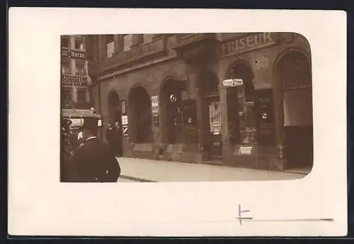 Foto-AK Augsburg, Mohren-Apotheke und Friseur-Geschäft