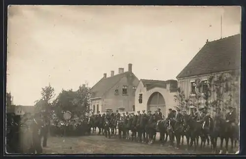 AK Glinde / Stormarn, Strassenpartie mit Studenten zu Pferde