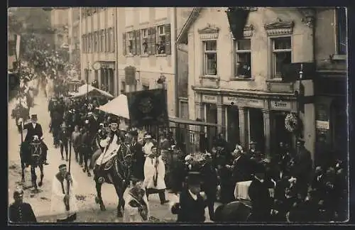 Foto-AK Weingarten / Württ., Festzug an der Handelsgärtnerei Anton Roth 1918