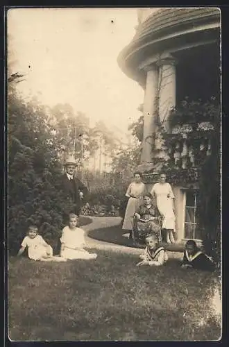 Foto-AK Berlin-Frohnau, Familie im Garten der Villa Kebbel, Maximiliankorso 65