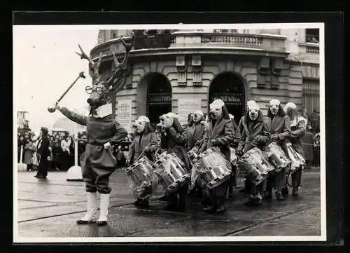 AK Basel, Fasnacht 1950, Verkleidete Kapelle mit Kapellmeister im Hirschkostüm