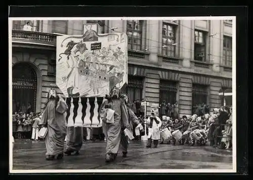 AK Basel, Fasnacht 1950, Verkleidete Kapelle auf dem Umzug