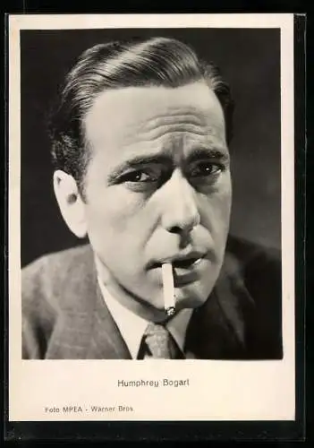 AK Schauspieler Humphrey Bogart mit Zigarette im Mund