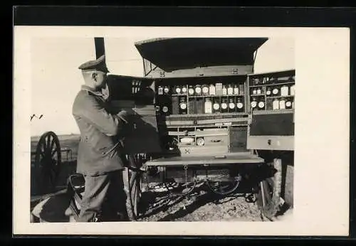 Foto-AK Pionier in Uniform mit fahrender Apotheke