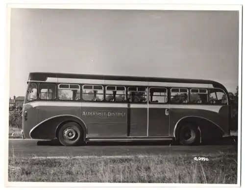 Fotografie unbekannter Fotograf und Ort, AEC Bus der Aldershit & District Traction Co. Ltd., Seitenprofil