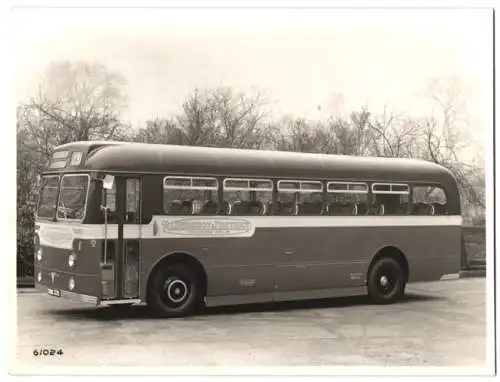 Fotografie Weymann`s Ltd., Addlestone, AEC Bus der Aldershot & District Traction Co. Ltd. Kennzeichen XHO 370