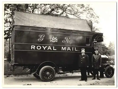 Fotografie unbekannter Fotograf und Ort, Royal Mail LKW mit Aufbau und Postmann