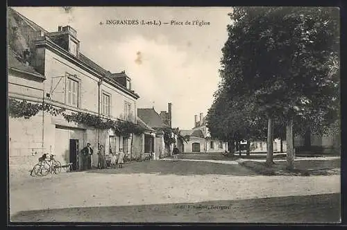 AK Ingrandes, Place de l`Église avec habitants et arbres