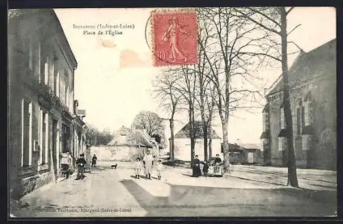 AK Ingrandes, Place de l`Église avec habitants et bâtiments adjacents