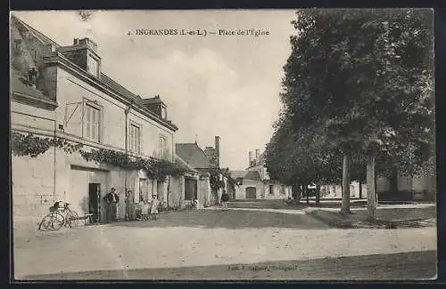 AK Ingrandes, Place de l`Église avec des habitants et des vélos devant les maisons