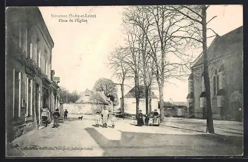 AK Ingrandes, Place de l`Église avec habitants et arbres dénudés