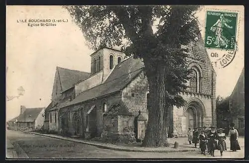 AK L`Ile Bouchard, Église St-Gilles avec des habitants devant