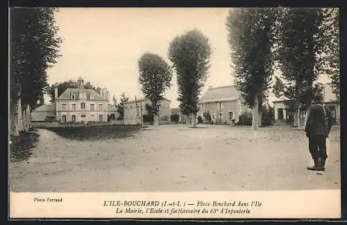 AK L`Ile-Bouchard, Place Bouchard dans l`Ile: La Mairie, l`École et factionnaire du 68e d`infanterie