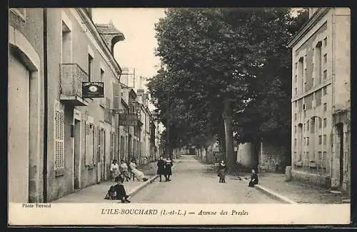 AK L`Île-Bouchard, Avenue des Prestes avec habitants se reposant et jouant sur le trottoir