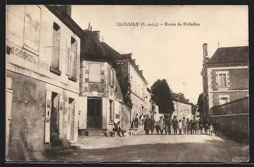 AK Jaulnay, Route de Richelieu avec habitants devant les bâtiments