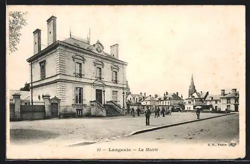 AK Langeais, La Mairie et la place avec habitants