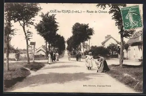 AK Joué-lès-Tours, Route de Chinon avec habitants et charrette