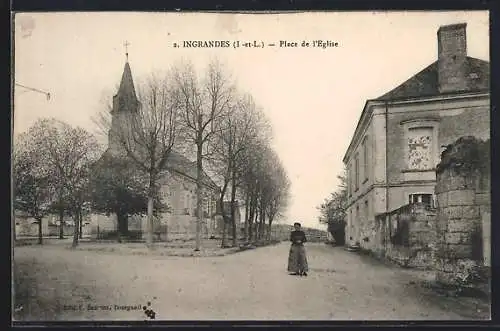 AK Ingrandes, Place de l`Église avec l`église et une femme sur la place