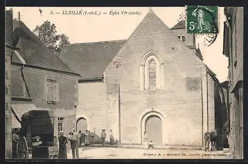 AK Luzillé, Église VIe siècle et scène de rue avec habitants