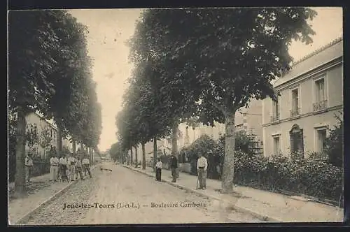 AK Joué-lès-Tours, Boulevard Gambetta avec piétons et arbres alignés