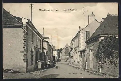 AK Monnaie, Rue de l`Église avec habitants et vue sur l`église au fond