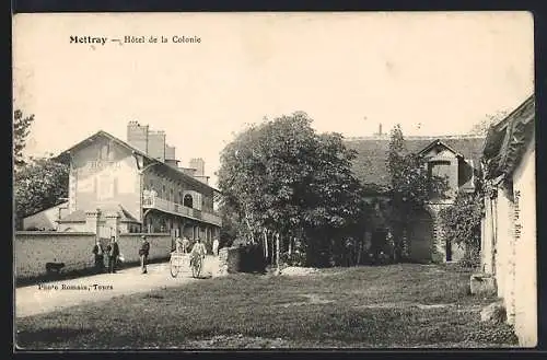 AK Mettray, Hôtel de la Colonie avec des personnes se promenant à proximité