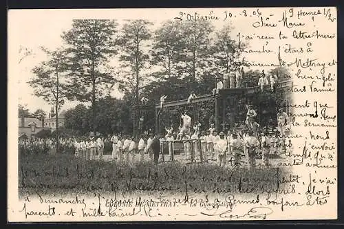 AK Mettry, Colonie, École de gymnastique avec des élèves en tenue blanche