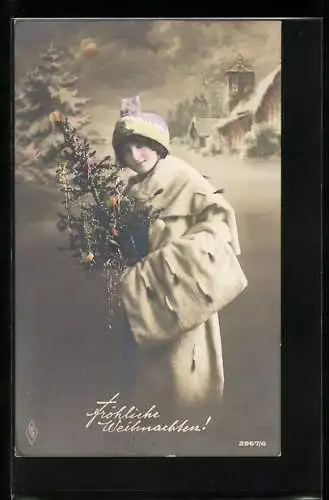 AK Frau im Pelzmantel mit Weihnachtsbaum in der Hand