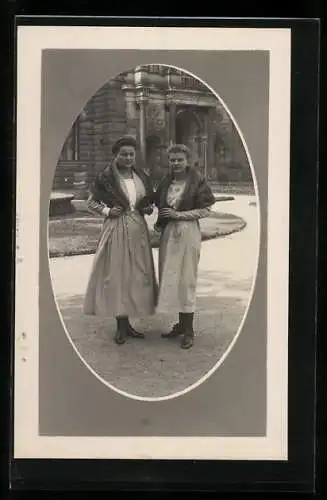 Foto-AK Zwei junge Frauen mit Pelzen in einem Park