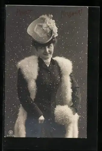 AK Elegante Dame mit weissem Pelz im Schnee