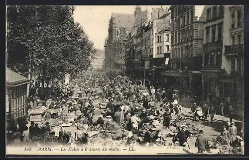 AK Paris, Passants en les Halles a 6 heures du matin